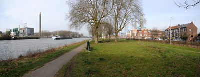 913310 Gezicht op het plantsoen aan de Keulsekade te Utrecht, met links het Amsterdam-Rijnkanaal en rechts de Loggerstraat.
